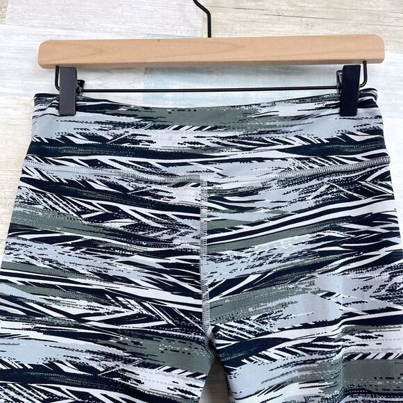 Zumba Capri Leggings Gray Black Print Mid Rise Dance Workout Gym Womens Small - Picture 5 of 7